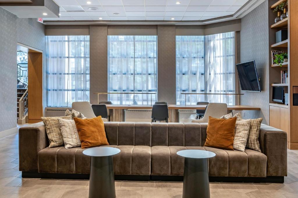 Posezení v ubytování Sheraton Suites Wilmington Downtown