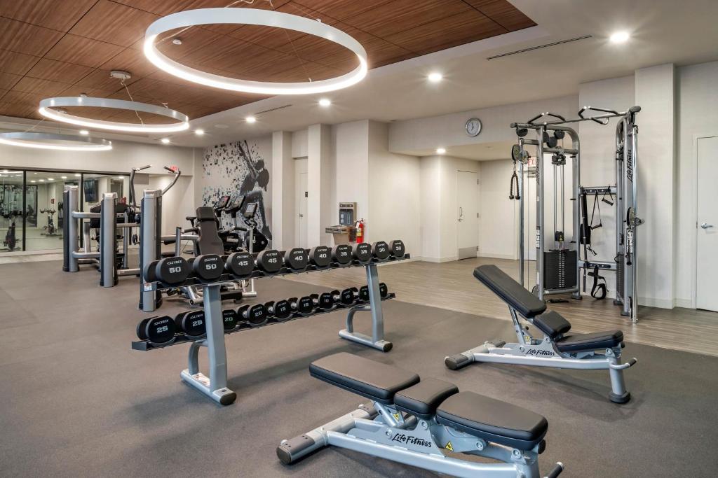 Fitness centrum a/nebo fitness zařízení v ubytování Sheraton Suites Wilmington Downtown