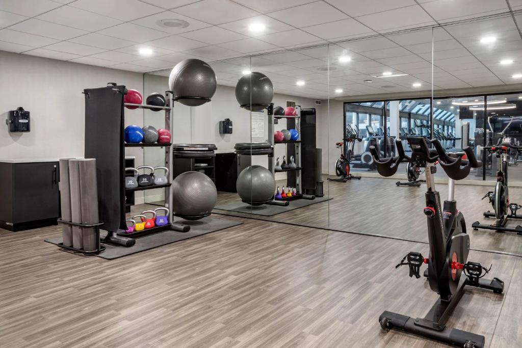 Fitness centrum a/nebo fitness zařízení v ubytování Sheraton Suites Wilmington Downtown