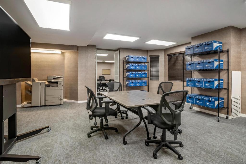 Kuchyň nebo kuchyňský kout v ubytování Sheraton Suites Wilmington Downtown