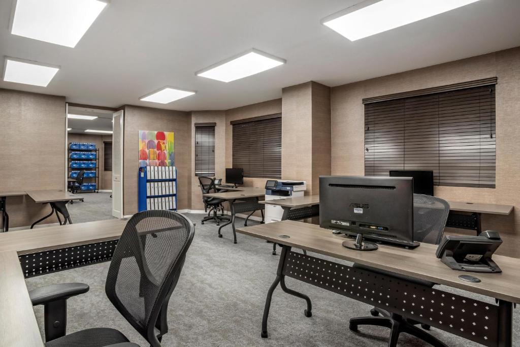 TV a/nebo společenská místnost v ubytování Sheraton Suites Wilmington Downtown