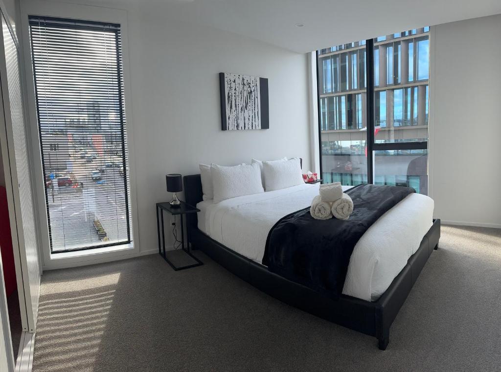 ein Schlafzimmer mit einem Bett und einem großen Fenster in der Unterkunft 2 Bedrooms apprtmt Plus Underground Parking in CBD in Christchurch