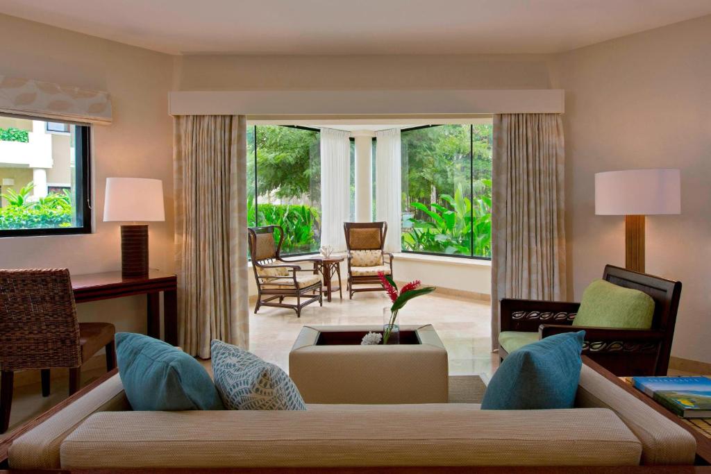 Гостиная зона в The Westin Reserva Conchal, an All-Inclusive Golf Resort & Spa