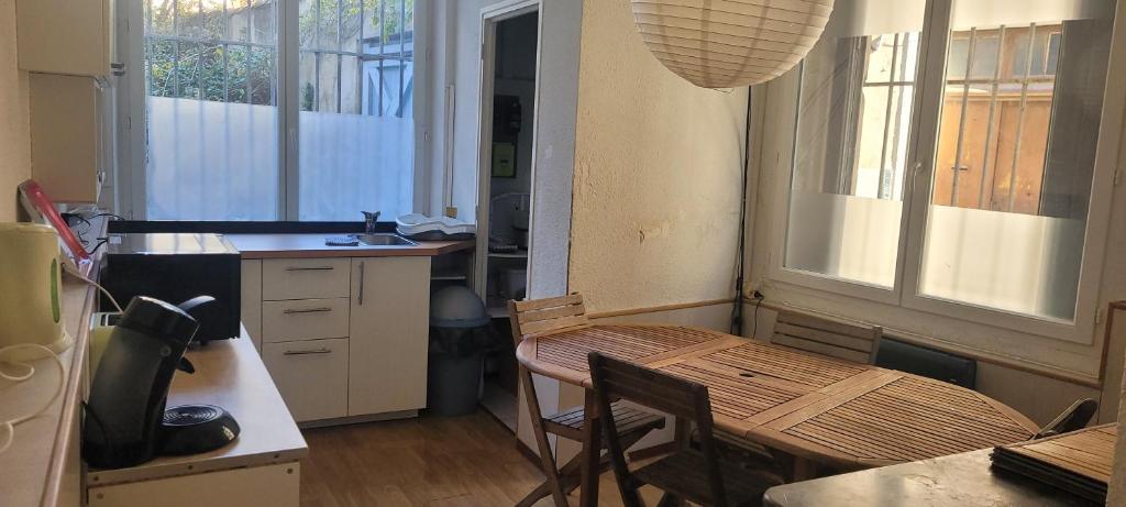 - une cuisine avec une table, une petite table et une table dans l'établissement Coeur de ville, à Béziers