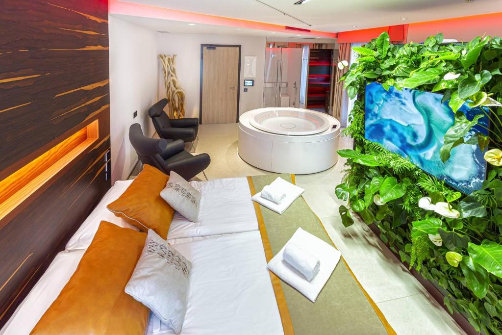 a room with a large bed and a large aquarium at Costa Rica Bibione SPA in Bibione