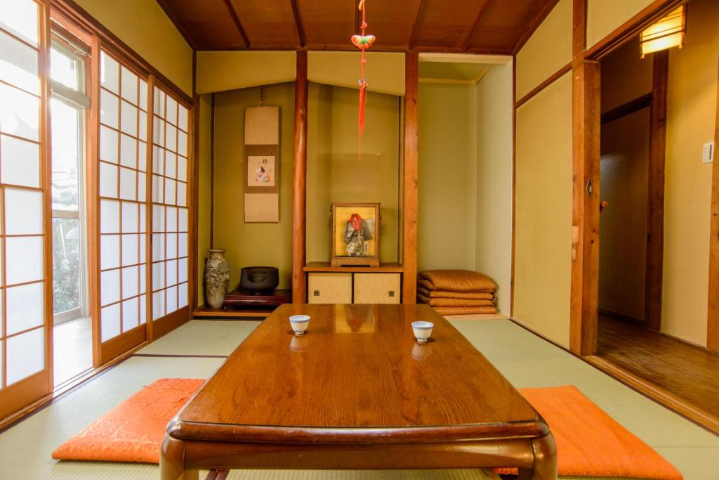 ein Zimmer mit einem Holztisch mit zwei Tassen darauf in der Unterkunft Guesthouse Kyoto Kaikonoyashiro in Kyoto