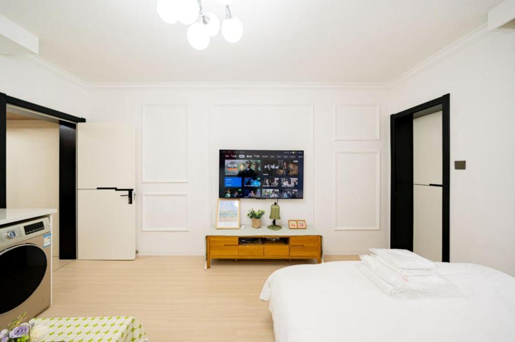 TV a/nebo společenská místnost v ubytování Tonight Aparthotel Jing'an Temple Branch Shanghai