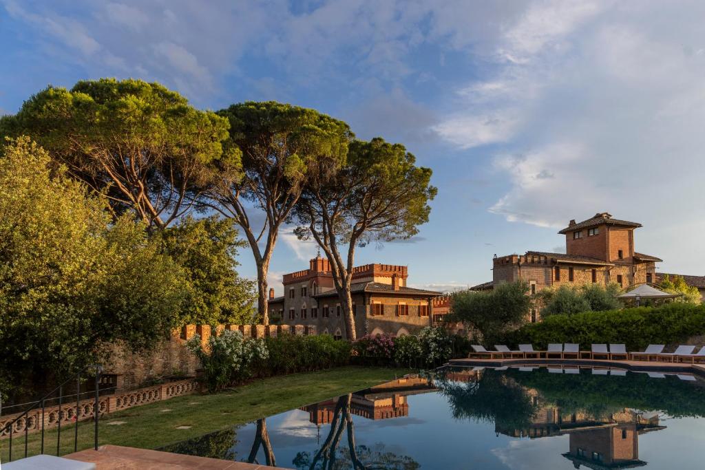 Bazén v ubytování Borgo Dei Conti Resort Relais & Chateaux nebo v jeho okolí