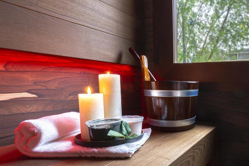 a couple of candles sitting on a wooden table at Costa Rica Bibione SPA in Bibione