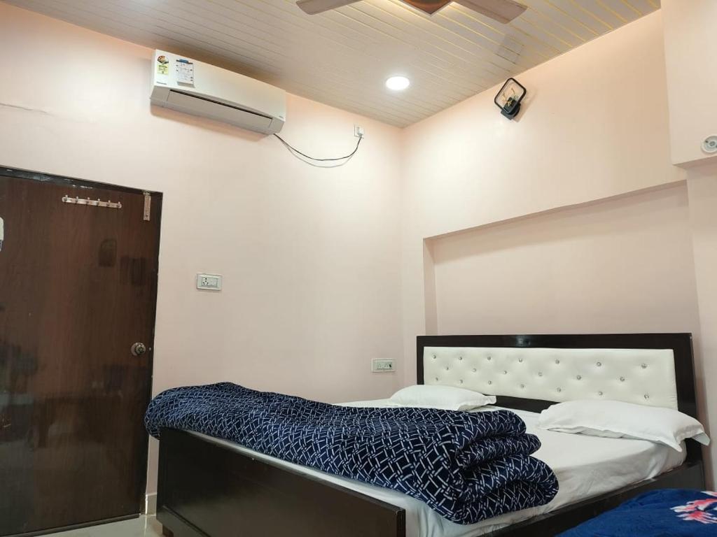 Postel nebo postele na pokoji v ubytování Shri Mahaveer Residency