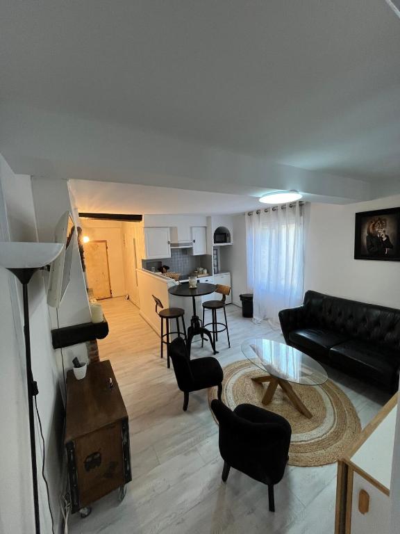 un salon avec un canapé et une table dans l'établissement Appartement centre ville proche Roissy CDG, à Crépy-en-Valois