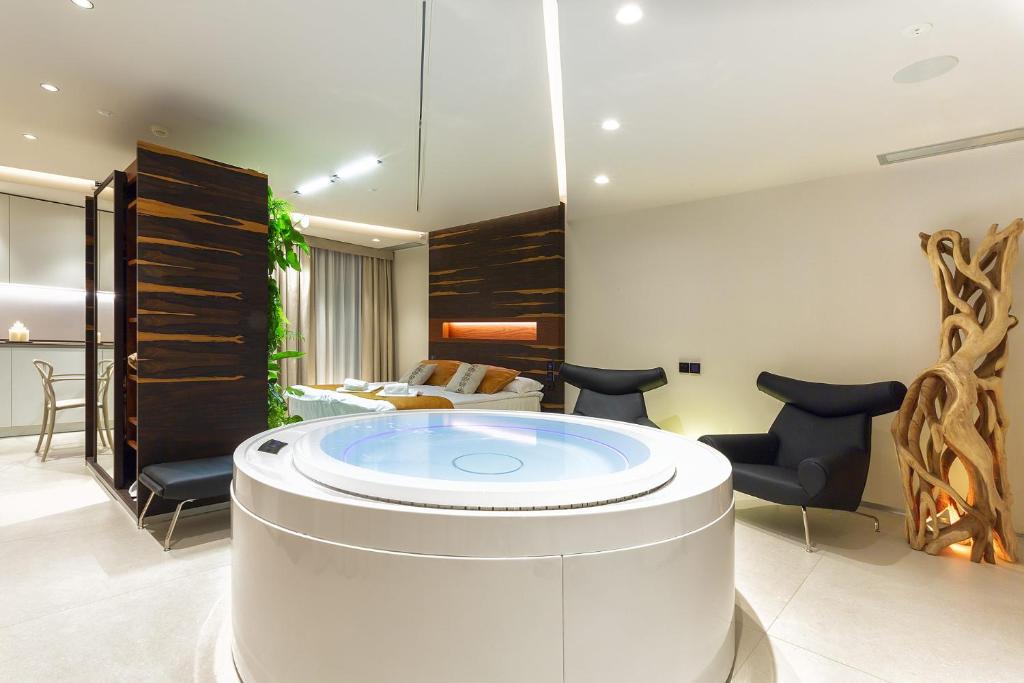 a living room with a hot tub in the middle at Costa Rica Bibione SPA in Bibione