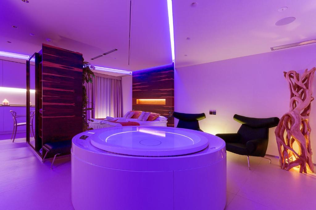 a room with a hot tub in a room with chairs at Costa Rica Bibione SPA in Bibione