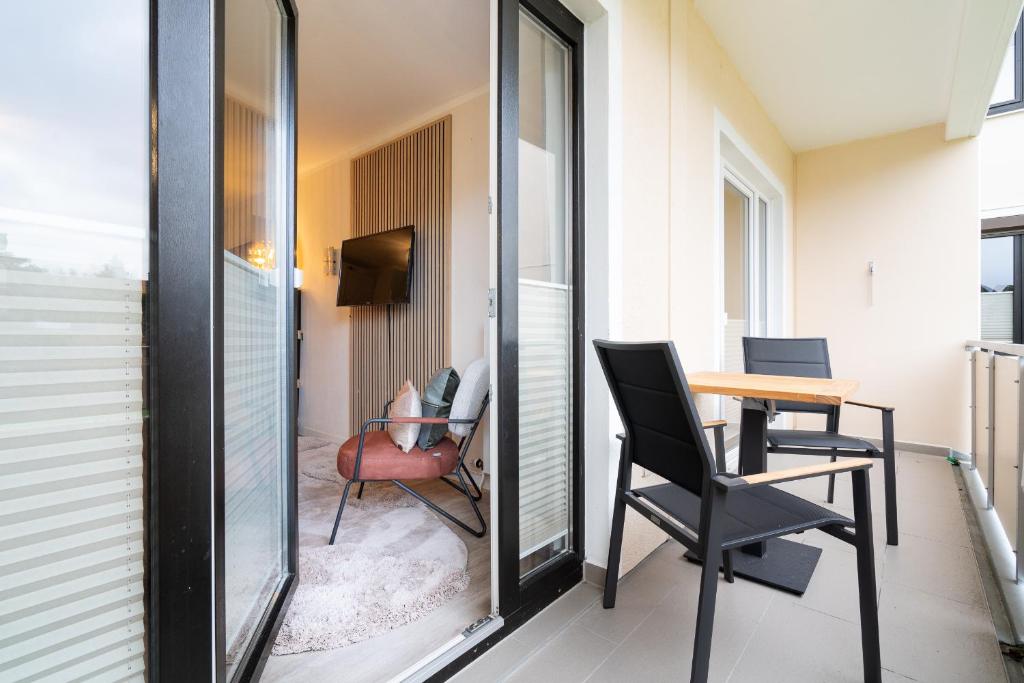 TV a/nebo společenská místnost v ubytování Das Solaris 3 Beach Apartment mit Balkon, Gemeinschaftssauna und Grillplatz