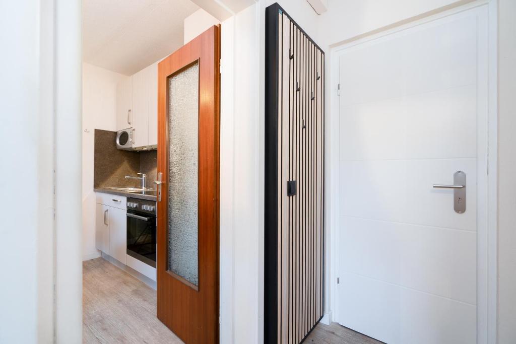Kuchyň nebo kuchyňský kout v ubytování Das Solaris 3 Beach Apartment mit Balkon, Gemeinschaftssauna und Grillplatz