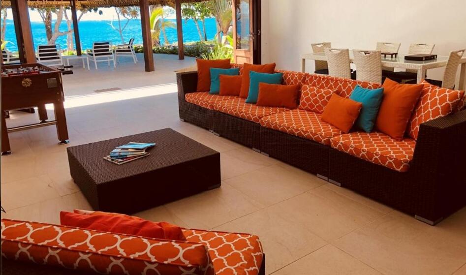 Posezení v ubytování Qualius Lodge is Mele Bays WOW factor and Private Paradise