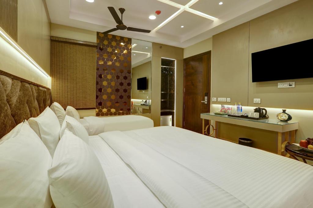 Postel nebo postele na pokoji v ubytování The Viking - Luxury living steps away from New Delhi & Connaught Place