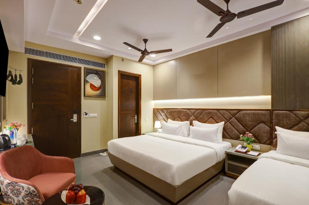Postel nebo postele na pokoji v ubytování The Viking - Luxury living steps away from New Delhi & Connaught Place