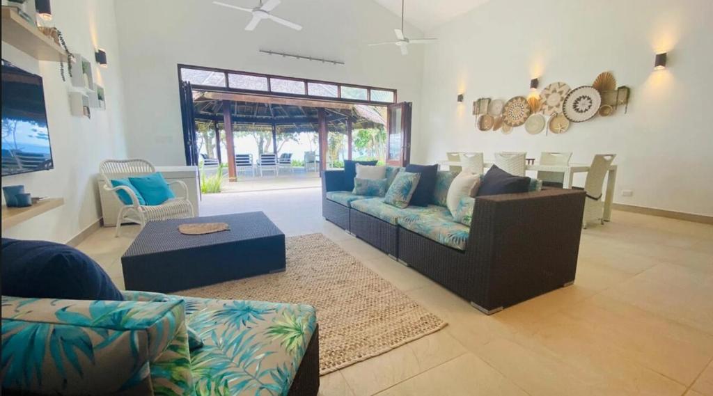 Posezení v ubytování Qualius Lodge is Mele Bays WOW factor and Private Paradise