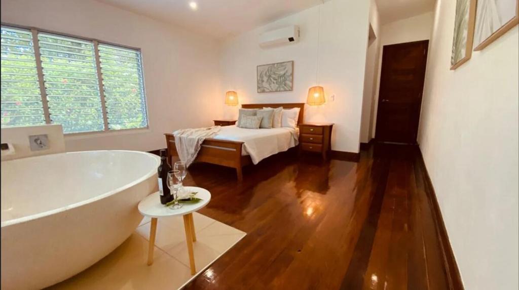 Postel nebo postele na pokoji v ubytování Qualius Lodge is Mele Bays WOW factor and Private Paradise