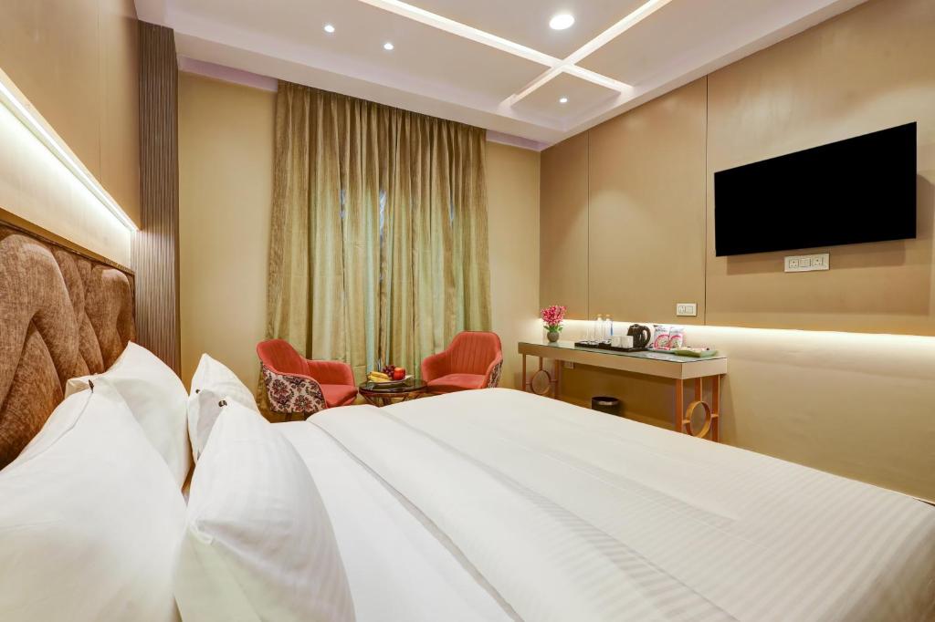 TV a/nebo společenská místnost v ubytování The Viking - Luxury living steps away from New Delhi & Connaught Place