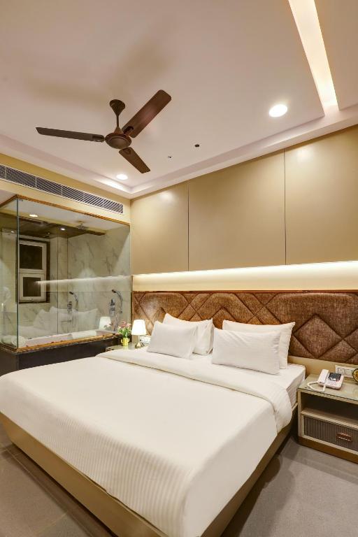 Postel nebo postele na pokoji v ubytování The Viking - Luxury living steps away from New Delhi & Connaught Place
