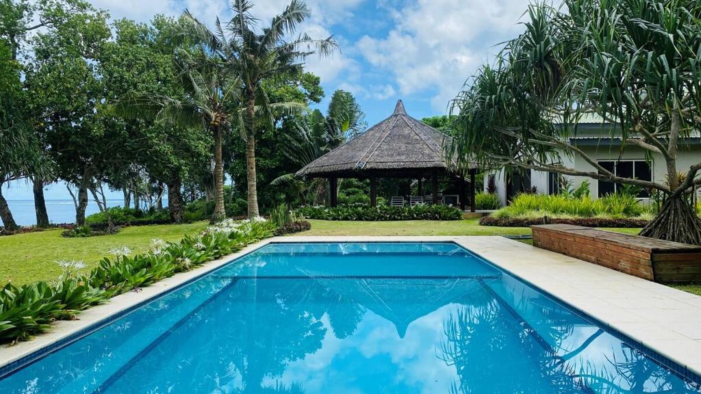 Bazén v ubytování Qualius Lodge is Mele Bays WOW factor and Private Paradise nebo v jeho okolí