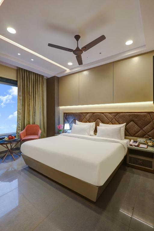 Postel nebo postele na pokoji v ubytování The Viking - Luxury living steps away from New Delhi & Connaught Place