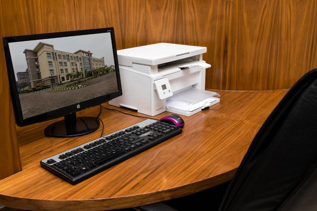 TV a/nebo společenská místnost v ubytování Protea Hotel by Marriott Benin City Select Emotan
