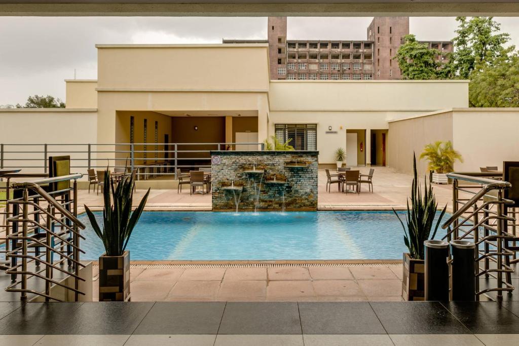 Bazén v ubytování Protea Hotel by Marriott Benin City Select Emotan nebo v jeho okolí