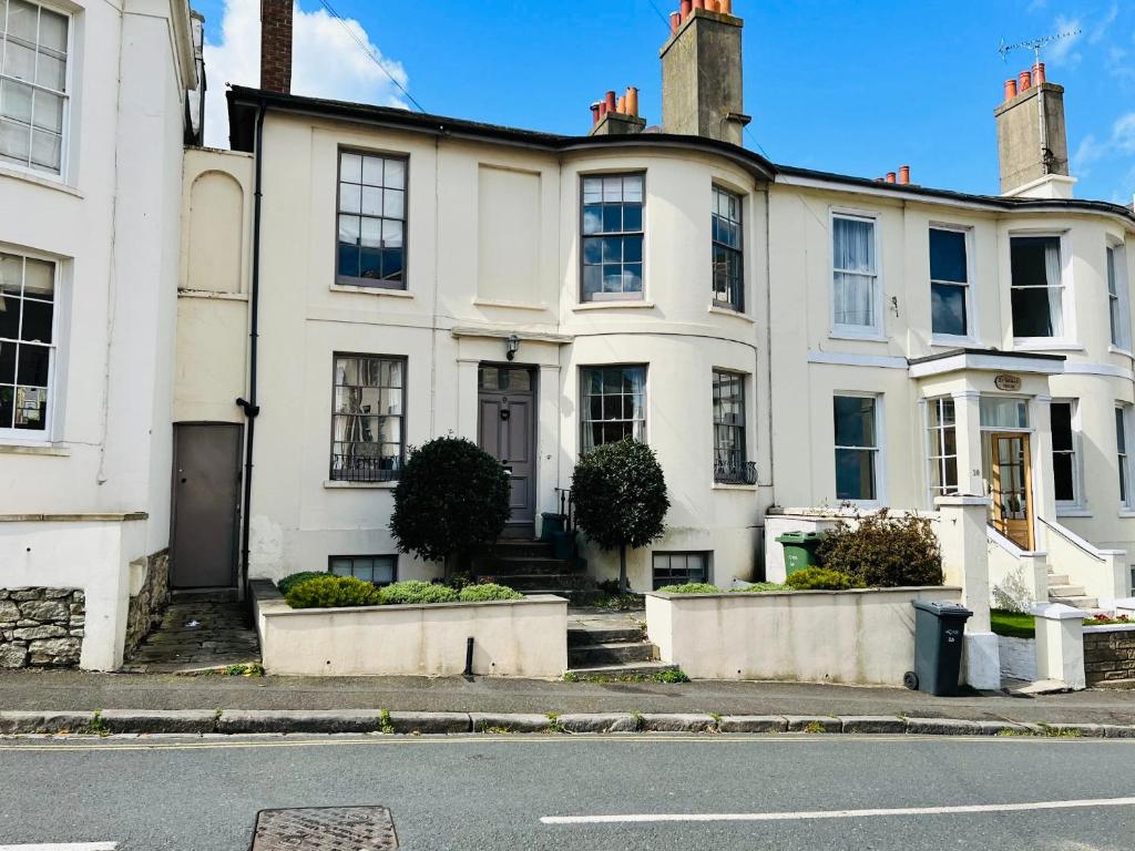 una casa blanca con una calle delante en 2 Bedroom Apartment ST9A, Ryde, Isle of Wight, en Ryde