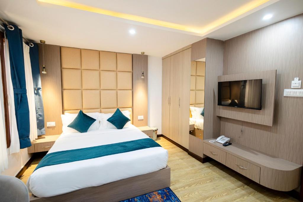 Postel nebo postele na pokoji v ubytování SRK Service Apartment And Hotel