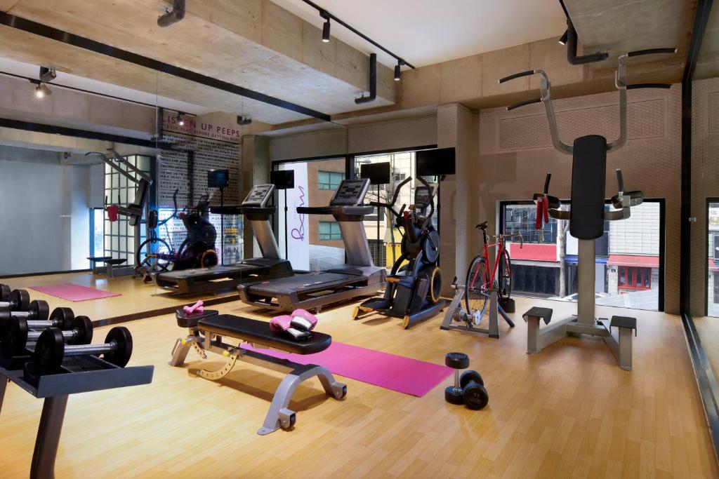 Moxy Seoul Insadongにあるフィットネスセンターまたはフィットネス設備