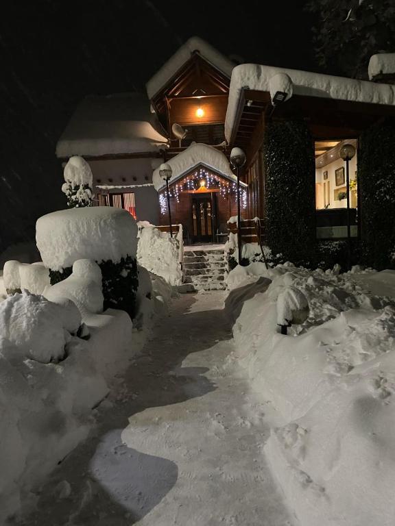 Orehite Guest House v zimě