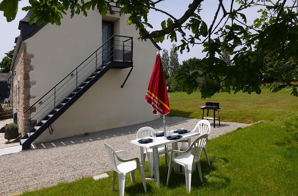 une table avec deux chaises et un drapeau sur celle-ci dans l'établissement Location bretagne Plougasnou LocPalais, à Plougasnou