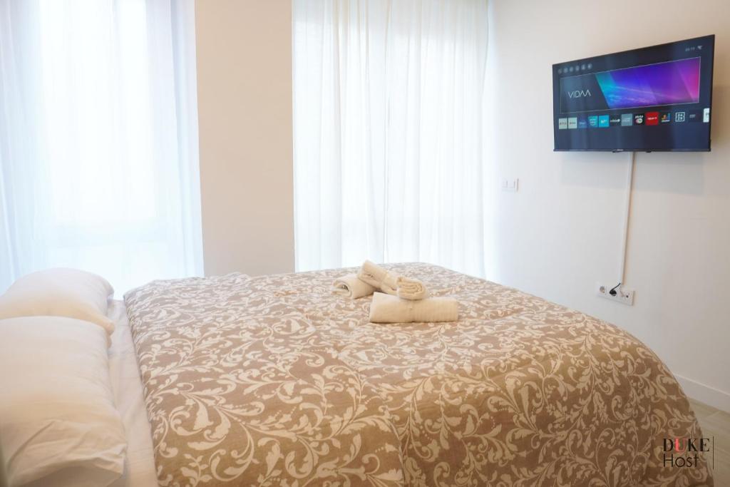 un osito de peluche sentado encima de una cama en CH Madrid Sur, en Madrid