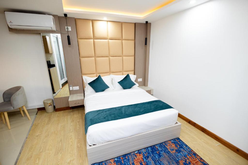 Postel nebo postele na pokoji v ubytování SRK Service Apartment And Hotel