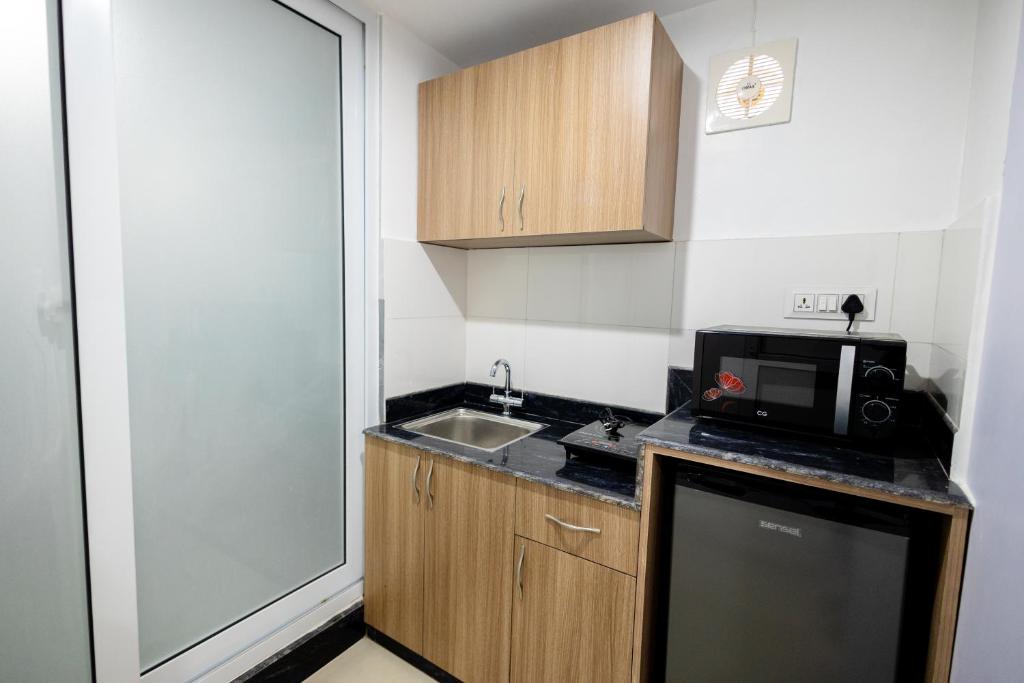 Kuchyň nebo kuchyňský kout v ubytování SRK Service Apartment And Hotel