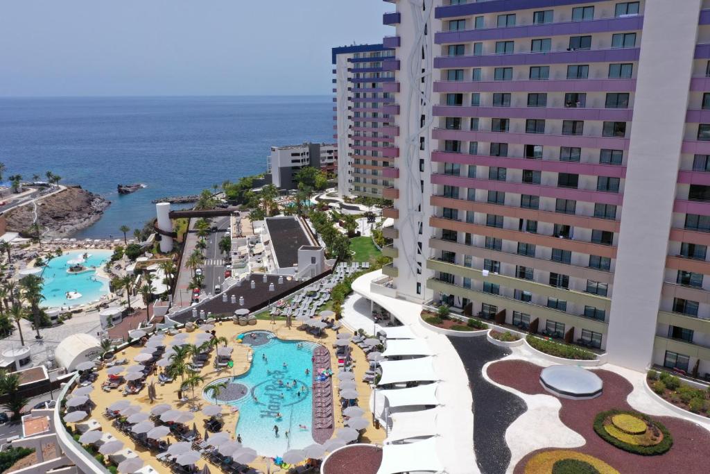 Bazén v ubytování Hard Rock Hotel Tenerife nebo v jeho okolí