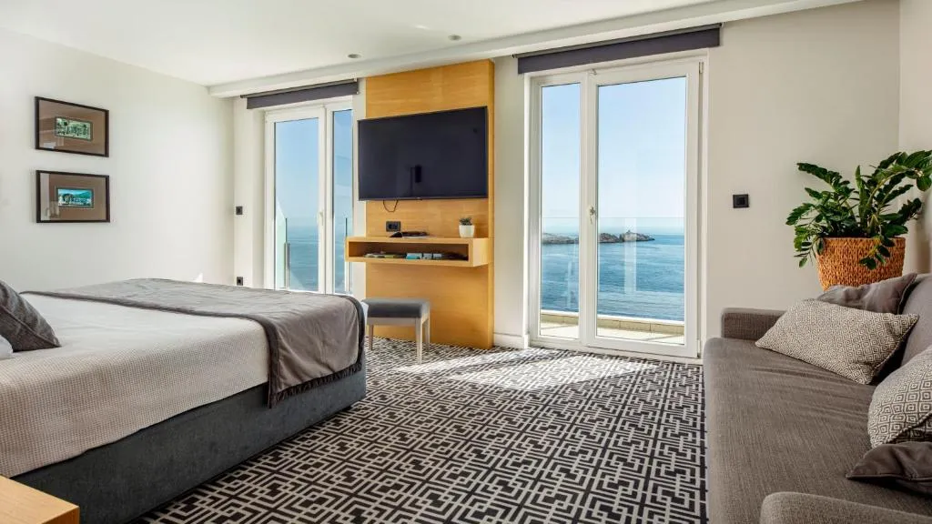 Junior Suite with Sea View and Balcony