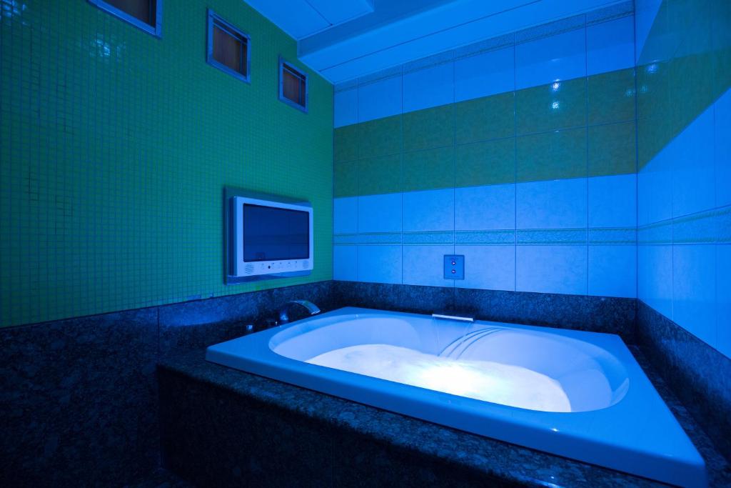 TV a/nebo společenská místnost v ubytování HOTEL & SPA J-MEX Shinjuku Kabukicho (Adult Only)