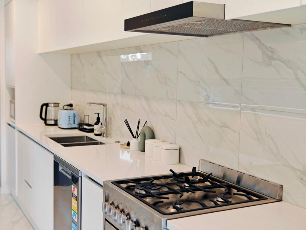 Modern Comfort in Hillcrest - Resim 27