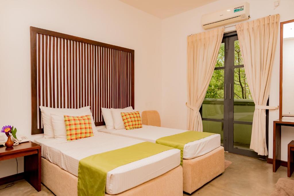 Postel nebo postele na pokoji v ubytování Gimanhala Hotel