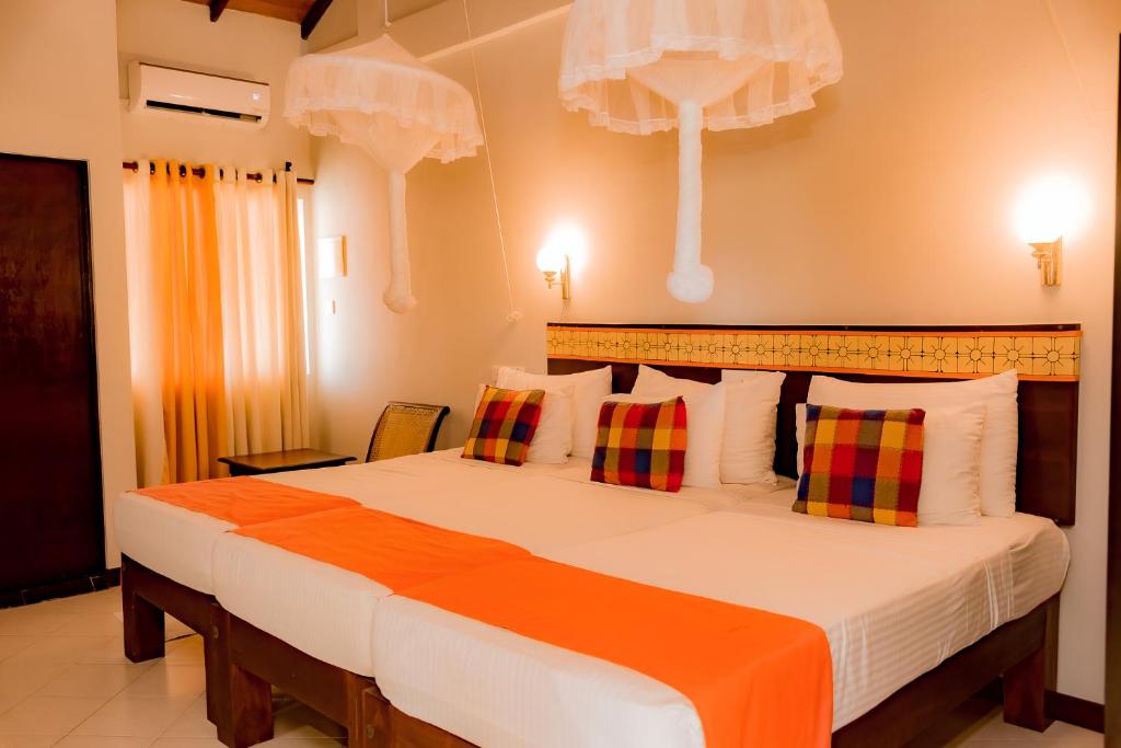 Postel nebo postele na pokoji v ubytování Gimanhala Hotel