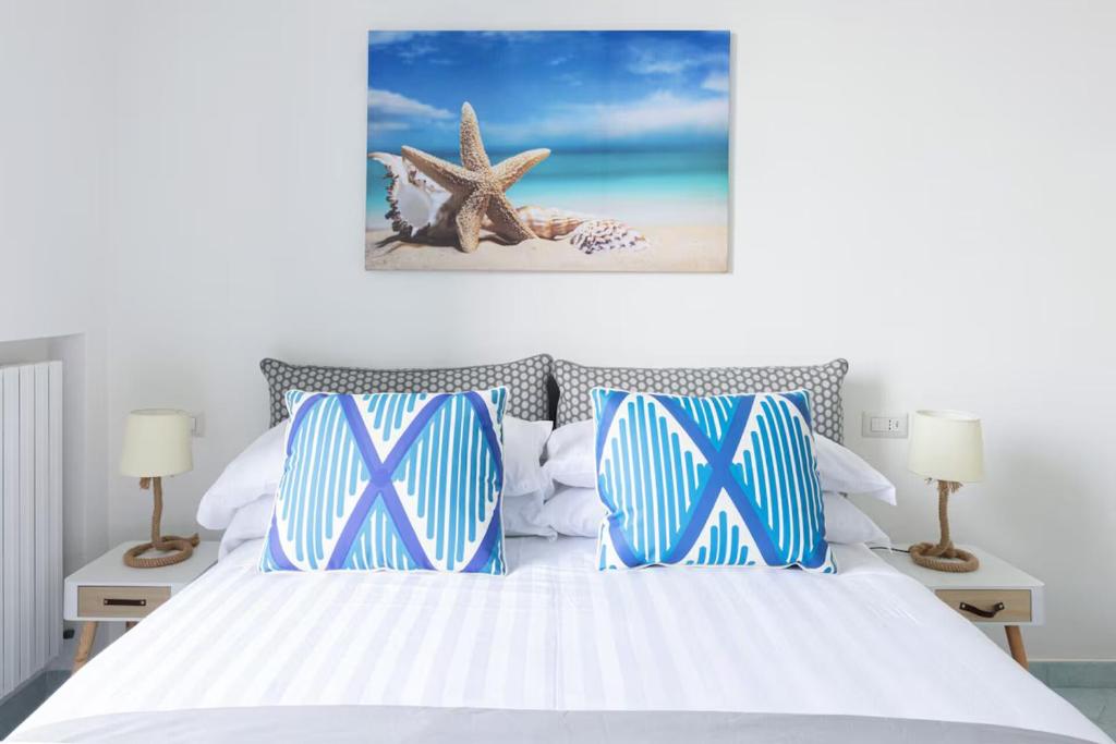 Posteľ alebo postele v izbe v ubytovaní SorrentoVibes - Seaview Home on the beach & amazing views terrace