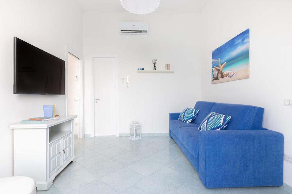Televízia a/alebo spoločenská miestnosť v ubytovaní SorrentoVibes - Seaview Home on the beach & amazing views terrace