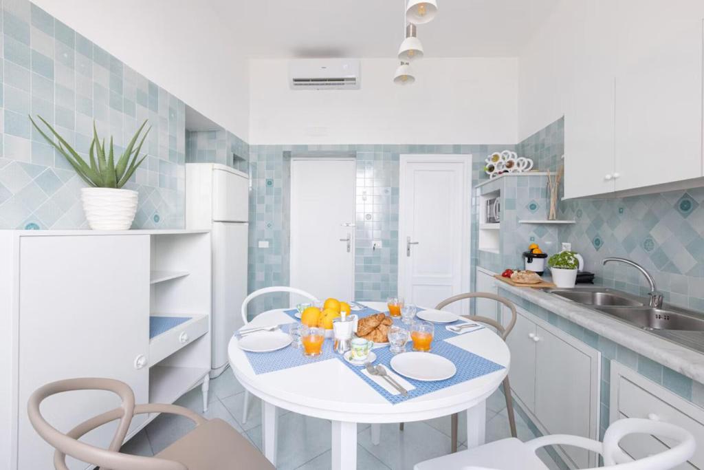 Kuchyňa alebo kuchynka v ubytovaní SorrentoVibes - Seaview Home on the beach & amazing views terrace