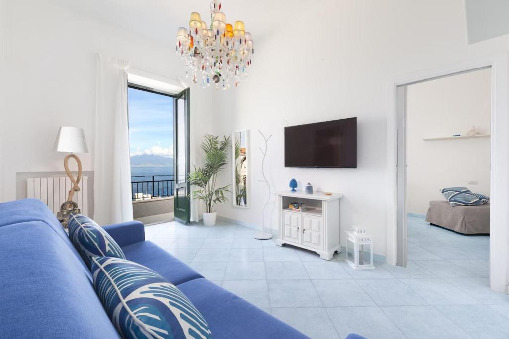 Televízia a/alebo spoločenská miestnosť v ubytovaní SorrentoVibes - Seaview Home on the beach & amazing views terrace