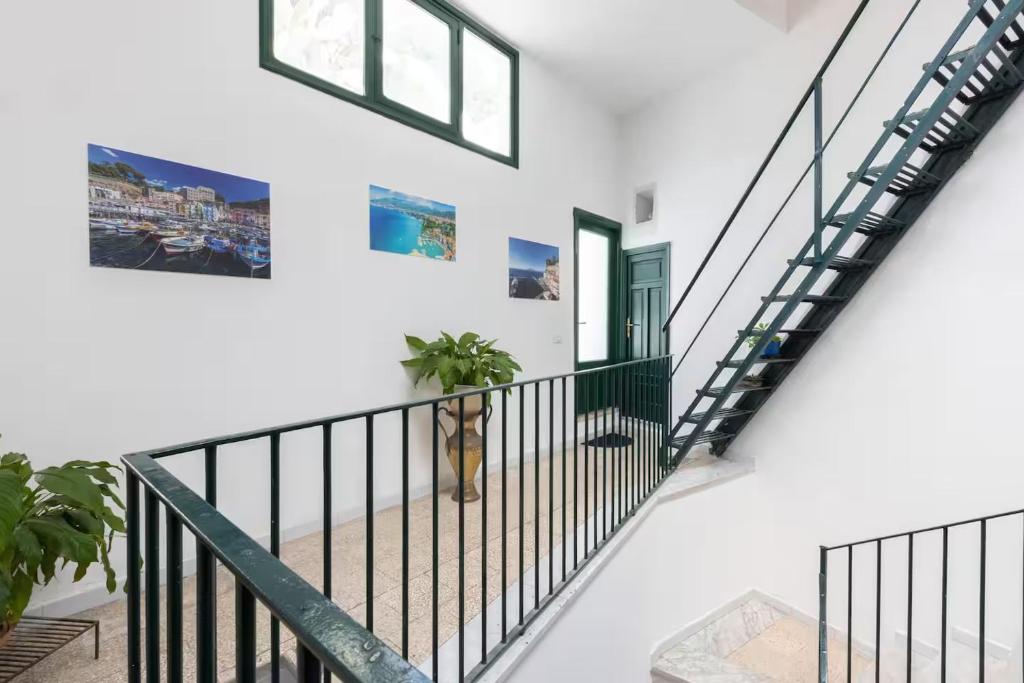 Fotografia z galérie ubytovania SorrentoVibes - Seaview Home on the beach & amazing views terrace v Sorrente
