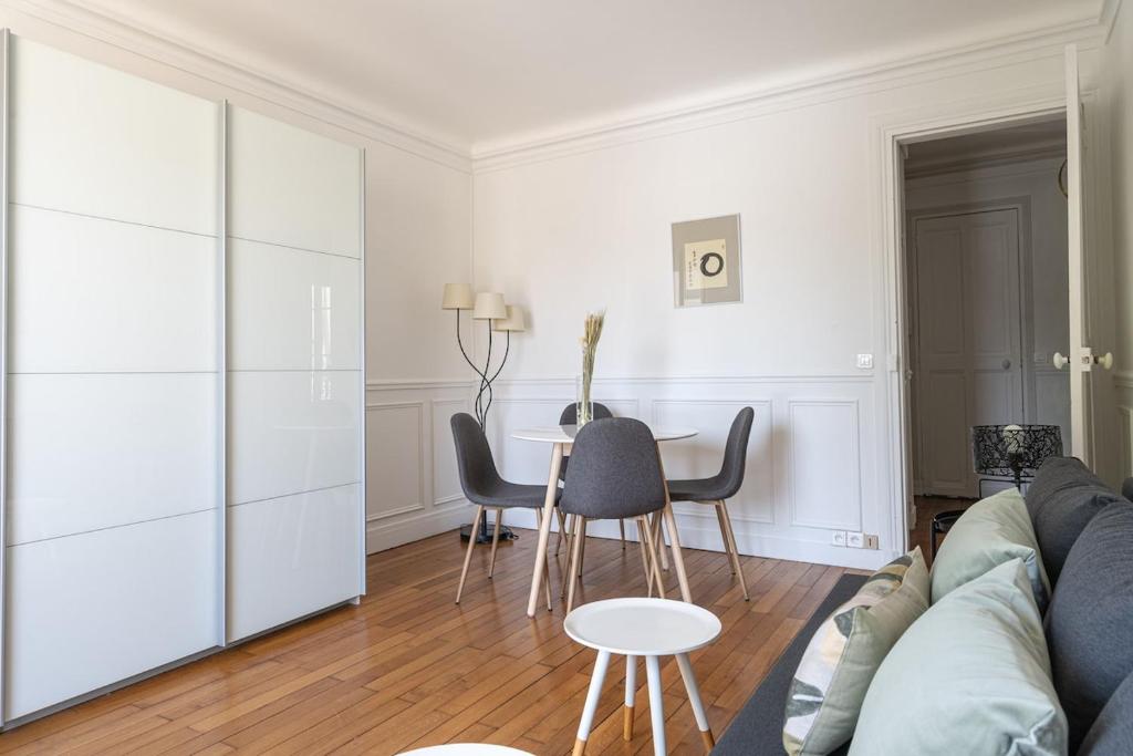 un salon avec un canapé et une table dans l'établissement Appartement Lumineux avec balcon proche paris - II, à Boulogne-Billancourt
